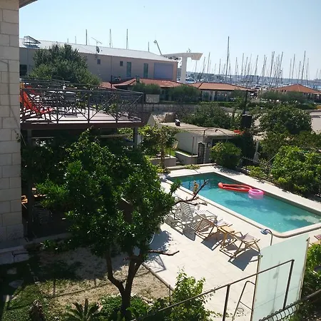 Gina Апартаменти *